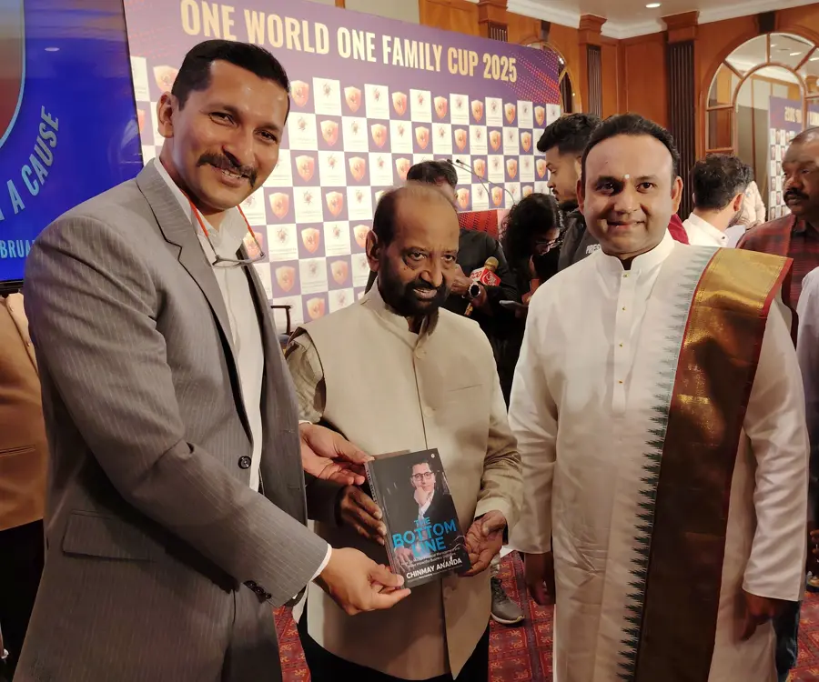 GR Viswanath, former Indian cricketer with Chinmay Ananda's book